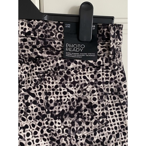 NEW J BRAND MID RISE CROPPED CAPRI JEANS - Picture 5 of 5